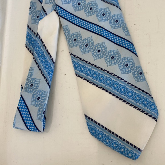 Vintage Sir Winston Blue and White Old School Necktie - Picture 6 of 7